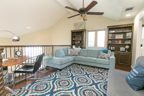 Lakefront Luxury-Breathtaking Views-Games-Firepit in Burnet, USA