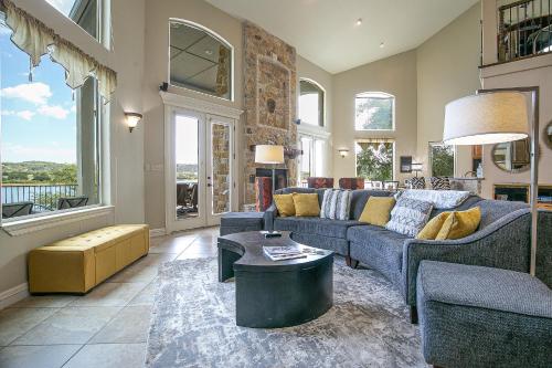 Lakefront Luxury-Breathtaking Views-Games-Firepit in Burnet, USA