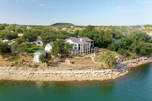 Lakefront Luxury-Breathtaking Views-Games-Firepit in Burnet, USA