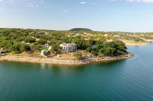 Lakefront Luxury-Breathtaking Views-Games-Firepit in Burnet, Vereinigte Staaten von Amerika