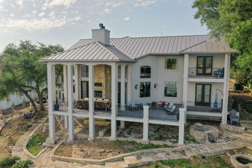 Lakefront Luxury-Breathtaking Views-Games-Firepit in Burnet, USA