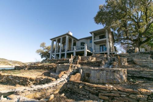 Lakefront Luxury-Breathtaking Views-Games-Firepit in Burnet, USA