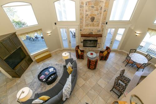 Lakefront Luxury-Breathtaking Views-Games-Firepit in Burnet, USA