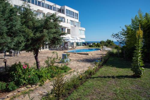 Hotel Romance - image 7