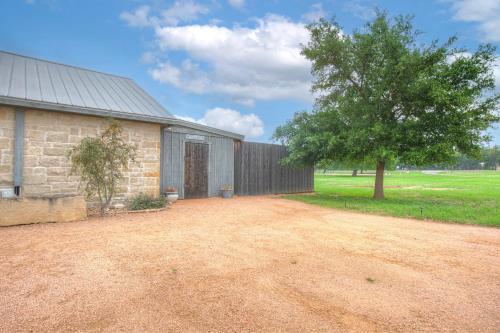 Private Luxury Retreat with Hot Tub 10mins To Fred! in Fredericksburg, USA