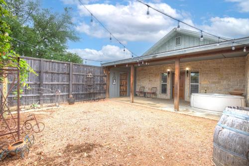 Private Luxury Retreat with Hot Tub 10mins To Fred! in Fredericksburg, USA