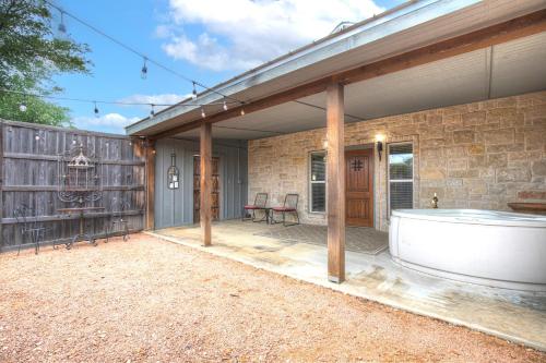 Private Luxury Retreat with Hot Tub 10mins To Fred! in Fredericksburg, USA