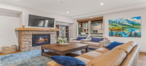 Luxurious 2BR Condo + Hot tub + Private Balcony
