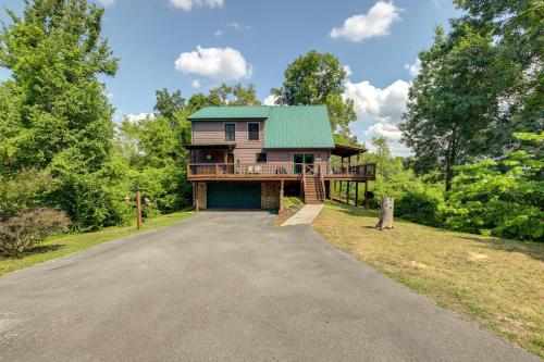 Sevierville Cabin with Hot Tub and Mountain-View Deck in Sevierville, USA