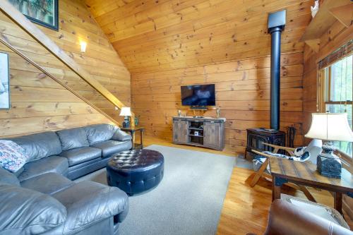 Sevierville Cabin with Hot Tub and Mountain-View Deck in Sevierville, USA