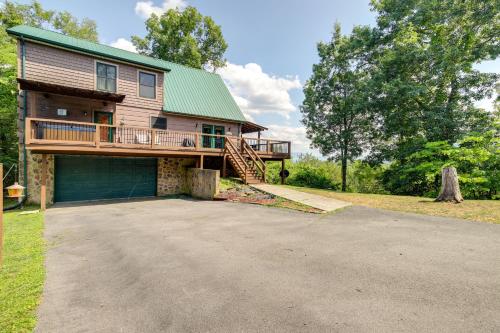 Sevierville Cabin with Hot Tub and Mountain-View Deck in Pleasant Hill