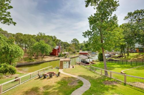 Tranquil Home on Cedar Creek Fish, Kayak and Unwind