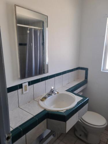 Baño, Nights Inn Motel in Oakland