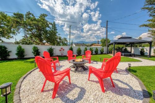 Backyard Oasis Hot Tub, BBQ, Outdoor Bar in Invermere (BC)