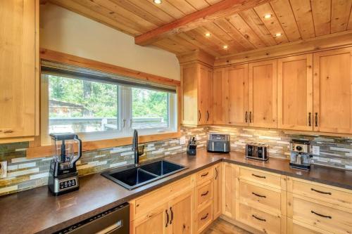 Backyard Oasis Hot Tub, BBQ, Outdoor Bar in Invermere (BC)
