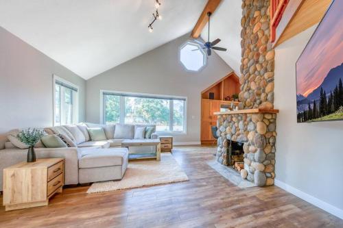 Backyard Oasis Hot Tub, BBQ, Outdoor Bar in Invermere (BC)