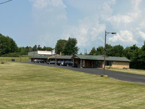 Thruway Holiday Motel