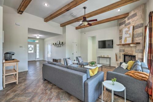 Gorgeous Luxury Home with Hot Tub Just 3 Miles to Dtwn! in San Marcos, USA