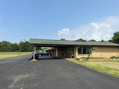 Thruway Holiday Motel - image 13
