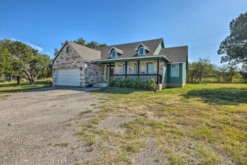 Gorgeous Luxury Home with Hot Tub Just 3 Miles to Dtwn! in San Marcos, Vereinigte Staaten von Amerika