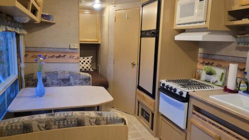 ห้องครัว, RV with Rocky Mountains View in แมคบริดจ์ (บริติชโคลัมเบีย)