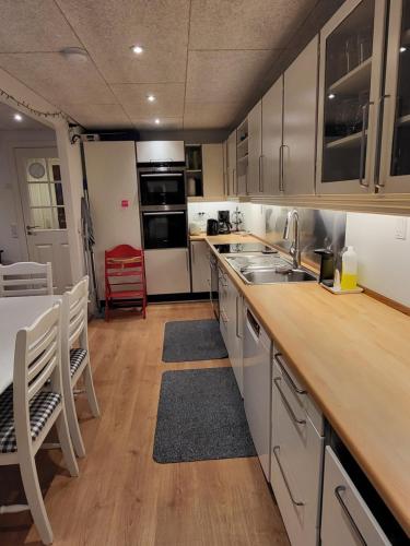 מטבח, Gullheyggjur Guesthouse tvøroyri in Trongisvágur