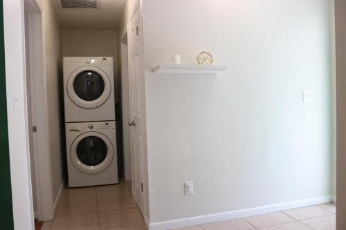 Hidden Emerald-Apartment with Kitchen and Laundry in Lakeland, USA