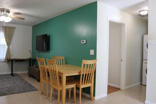 Faciliteiten, Hidden Emerald-Apartment with Kitchen and Laundry in Lakeland