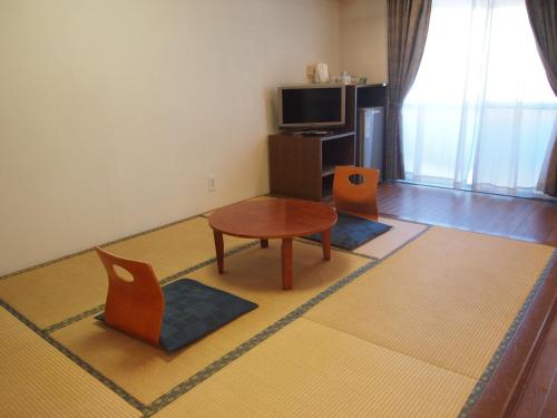 Twin Room with Tatami Area - Non Smoking image 3