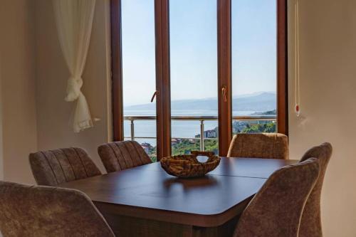 Manzarasıyla Büyüleyen Lüx villa (Manzarasıyla Buyuleyen Lux villa) in Akçakale Mahallesi