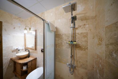 room detail thumbnail 2