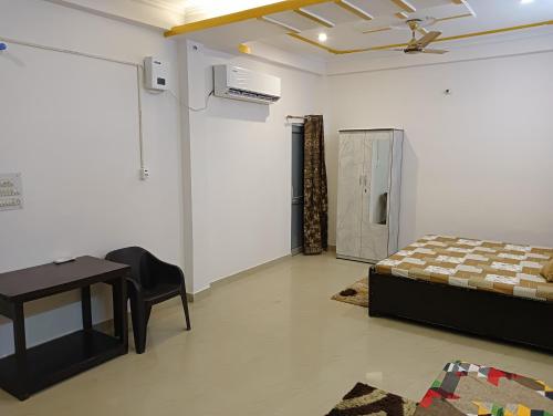 Kanha Kishori Guesthouse