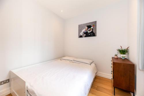 Picture of 2-Bedroom Victorian Apartment In Kensington