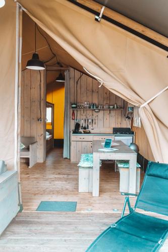 Glamping Holten luxe safaritent 2 in โฮลเตน