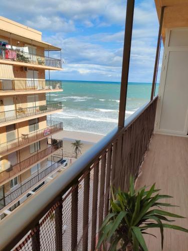  Beachfront cozy apartament Arenales del Sol, Alicante, Pension in Arenales del Sol