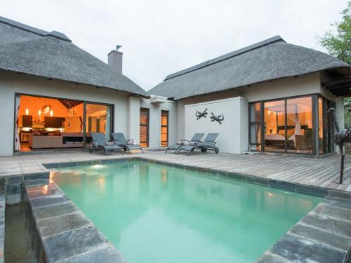 Luxury villa with a swimming pool in Hoedspruit