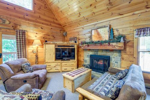Sevierville Cabin w/ Wraparound Deck + Lake Access, Севьервилл