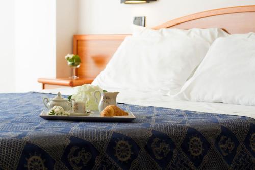 3 twin beds