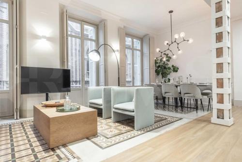 Contemporary loft in the historic city center by REMS, Malaga