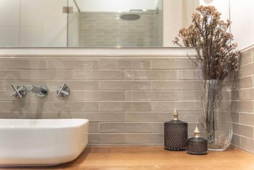 Contemporary loft in the historic city center by REMS, Malaga