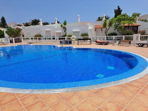 Heated Pool Costa Adeje in front of a beach