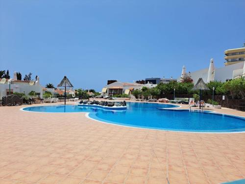 Heated Pool Costa Adeje in front of a beach