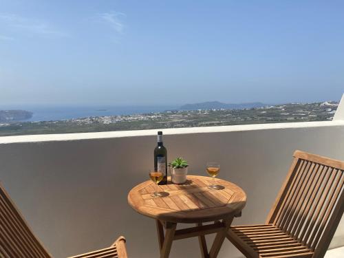 Kilátás, ENA suites Santorini in Moni Profitou Iliou