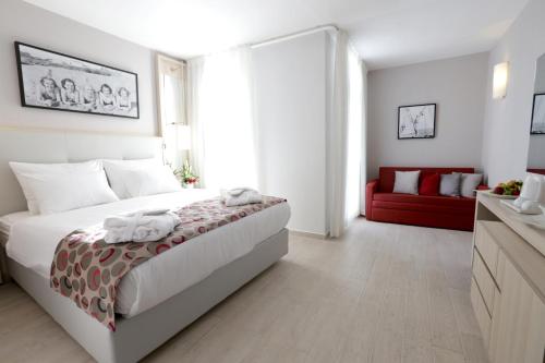 1 queen bed, 1 sofa bed