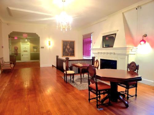 Exterior view, Copper Queen Hotel in Bisbee (AZ)