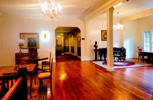 Exterior view, Copper Queen Hotel in Bisbee (AZ)