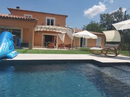 Villa contemporaine avec piscine privée - Location, gîte - Bagnols-en-Forêt