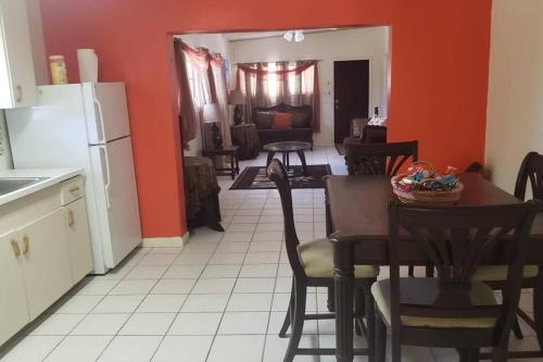 2 Bedroom 2 Bathroom House Centrally Located in 克裏斯汀斯泰德港