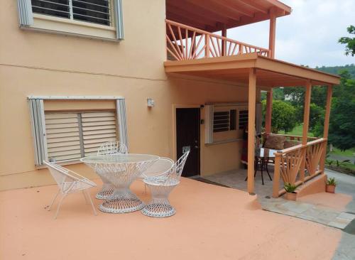 2 Bedroom 2 Bathroom House Centrally Located in 克裏斯汀斯泰德港