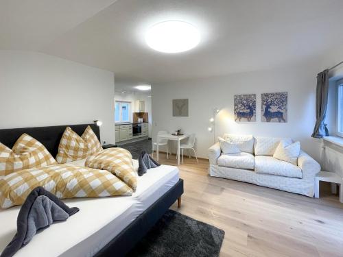 1 queen bed, 1 sofa bed